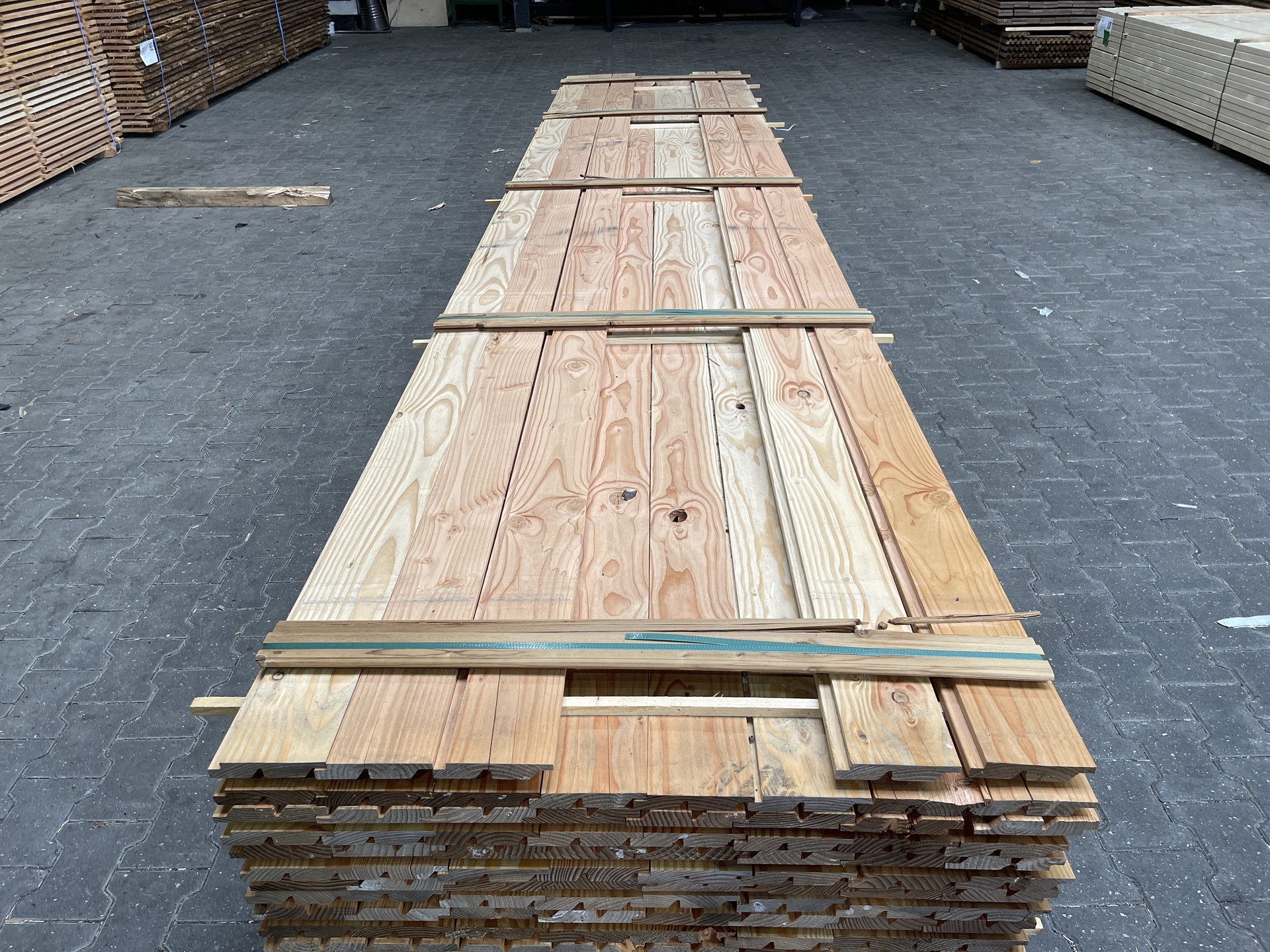 Ca. 55x Douglas Dubbele Rhombus, 25x137mm, lengte 500cm